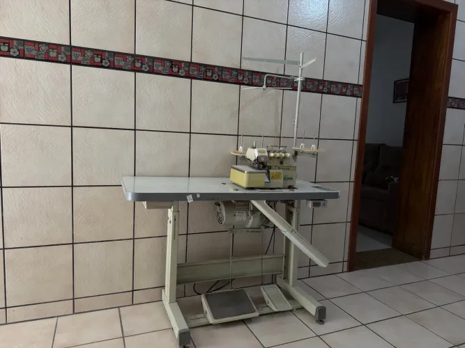 Máquina Interlock Industrial Bracob BC 75 completa com mesa e motor