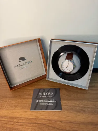 RELÓGIO BULOVA FRANK SINATRA COLLECTION 96B398 NOVO, LACRADO