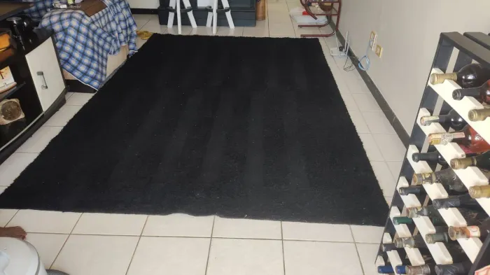 Tapete todo preto em alto relevo medindo 3m x 2m em ótimo conservação 