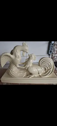 Escultura briga de galos em faiança.