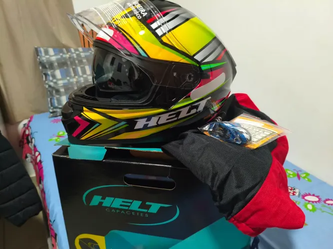 Vendo Capacete Helt novo com viseira interna solar 