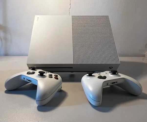 Xbox One S 1TB - Completo, Pouquíssimo Usado!