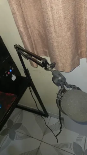 microfone de mesa com braço articulado