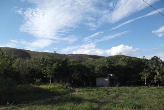 Chacara 9.500m² com um barracão, muita água, terra boa/Jaboticatubas, temos varias opções.