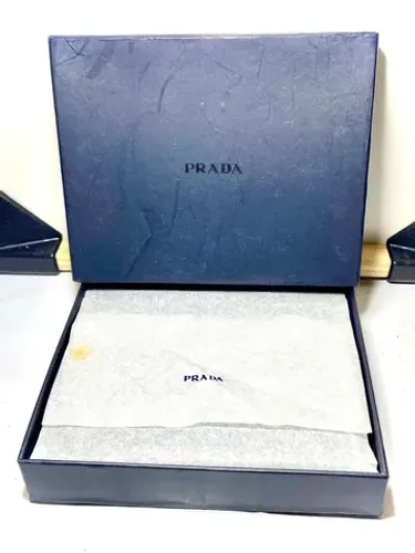 Prada Carteira masculina de couro texturizado preto