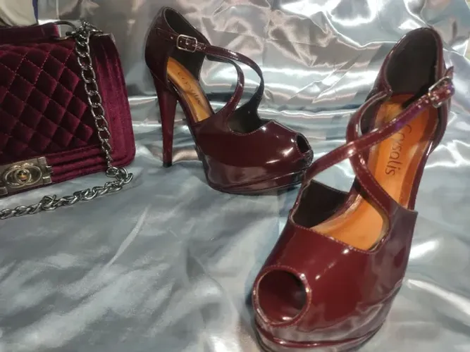 Sandália verniz vinho marsala meia pata