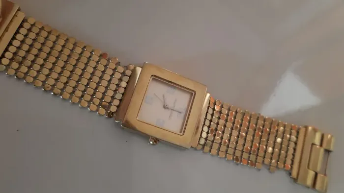 Relógio Feminino Dourado com Pulseira de Malha