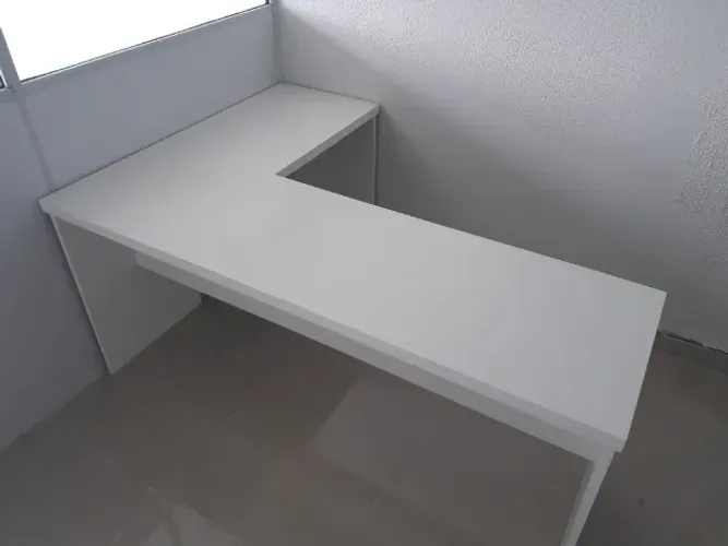 Mesa para escritorio em L simples branca