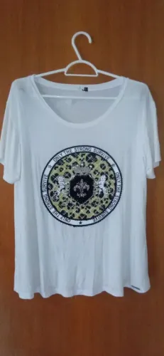 Camiseta branca feminina com bordado  estampa