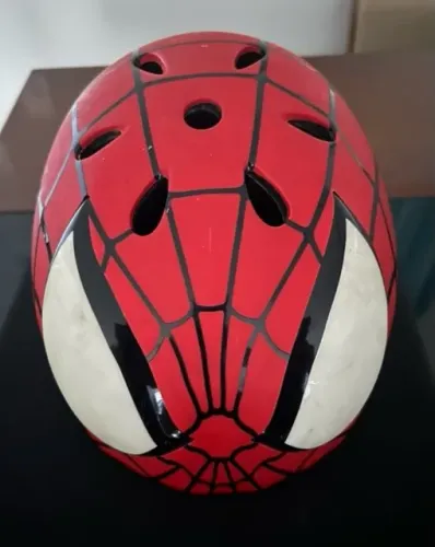 Capacete BELL do Homem-Aranha da Marvel (Para Skate / Patins ou Bike).