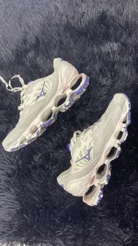 Tênis Mizuno na caixa