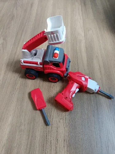 Caminhão de Bombeiros com Brinquedos de Montar