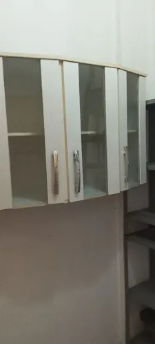 Armário de cozinha espaçoso e bonito