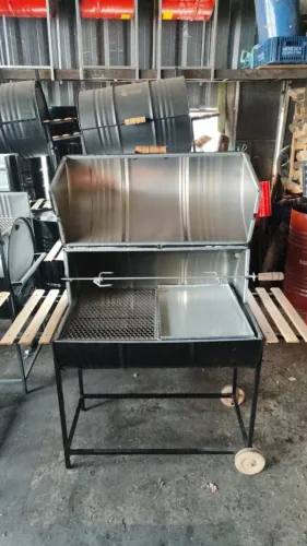 Churrasqueira de tambor com espeto, e grelhas: presente completo para o Dia dos Pais!