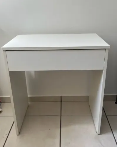 Escrivaninha branca com gavetas