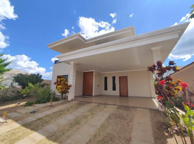 Casa à venda: 4 suítes, área de lazer com churrasqueira, cozinha equipada e varanda ampla.