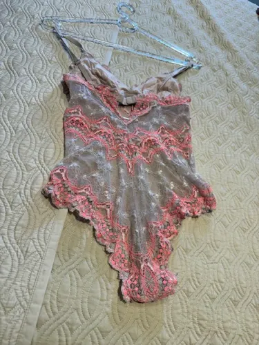 Body de renda rosa