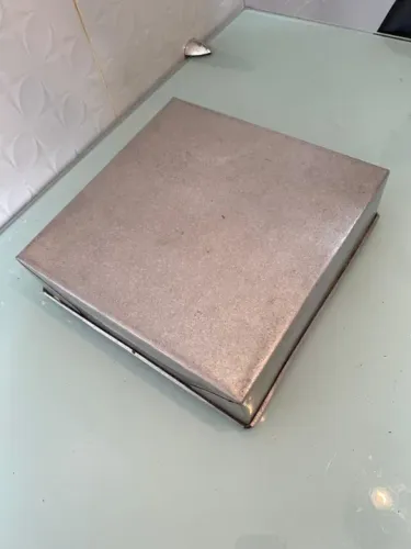 Forma de bolo assadeira de alumínio quadrada média, 26cm.