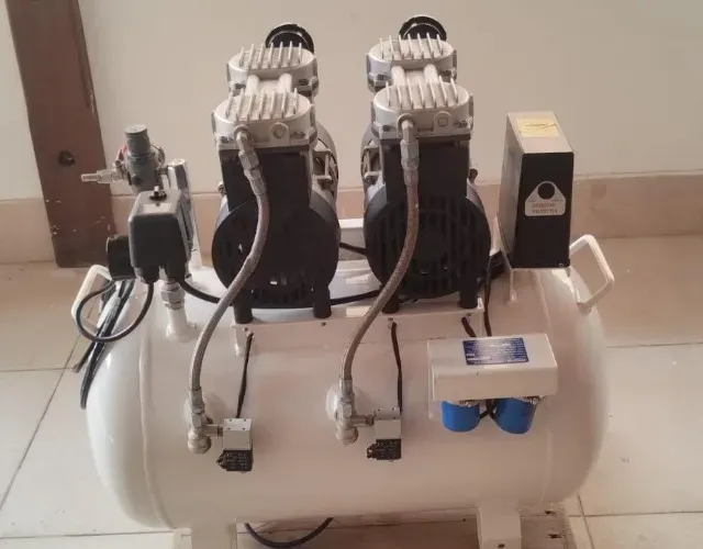 Compressor de Ar Odontológico, isento de óleo, modelo CSD 18/100, marca Schulz.