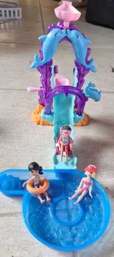 Boneca Polly Pocket - Playset Pool Party Bonecas e muitos acessórios 