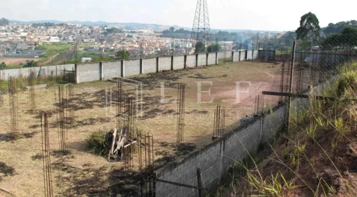 Excelente terreno no condomínio a venda em Jandira.
