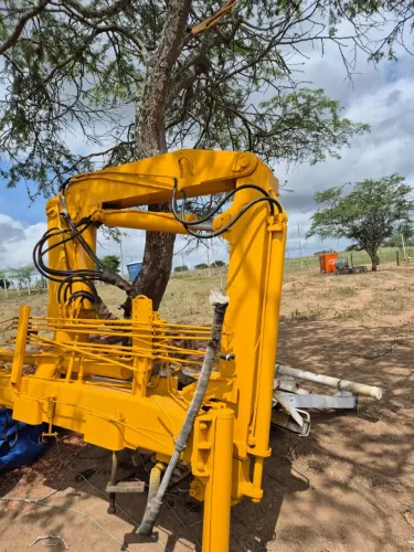 Guindaste  Hidráulica Madal 6.000  ano 2003Amarela