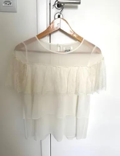 Blusa feminina branca com detalhes em renda Agilittá