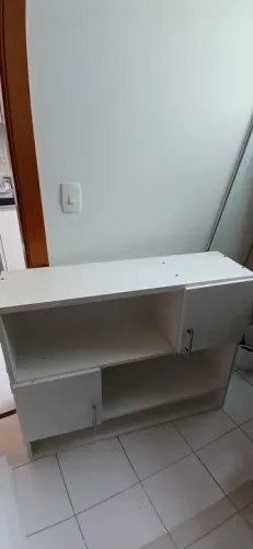 Módulo suspenso de estantes com nichos branca