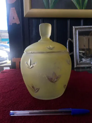 Antiga bomboniere em vidro