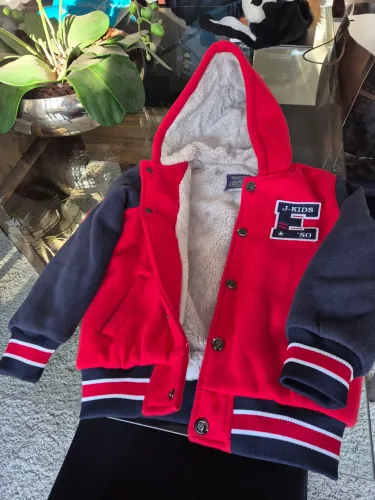 Jaqueta Infantil Vermelha com Capuz 'J-Kids'