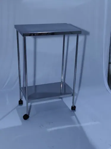 Mesa auxiliar inox com rodízios de nylon para fácil movimentação