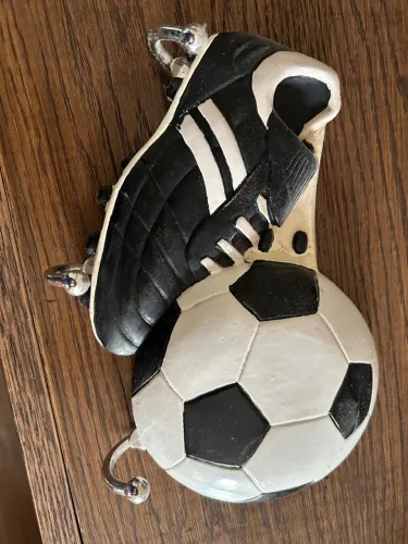 Gancho Decorativo Futebol - Chuteira e Bola
