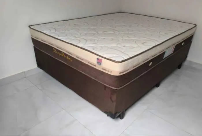 Cama casal com colchão molas ensacadas confortável