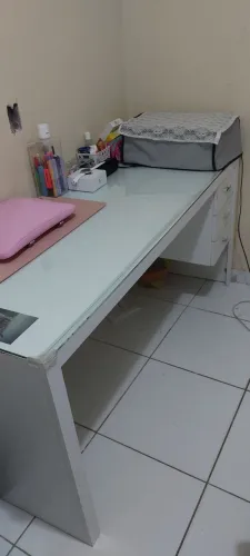 Escrivaninha branca com tampo de vidro
