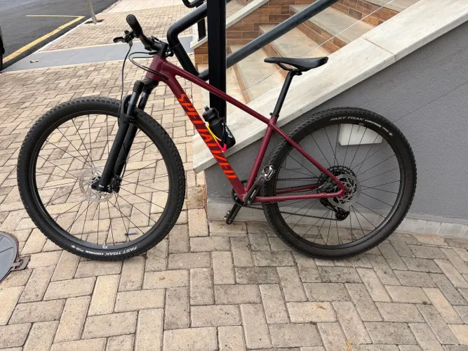 Bicicleta specialized com pneu tubeless MTB 