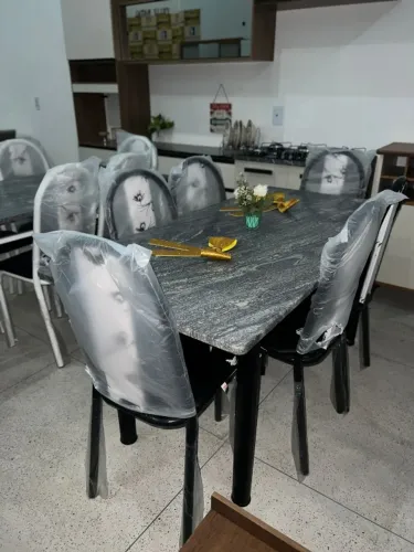 Jogo de 6 Cadeiras de Jantar em ótimo estado, nunca usadas. Design moderno e elegante. Per