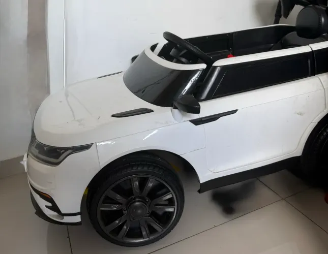 Carro elétrico infantil pouco usado