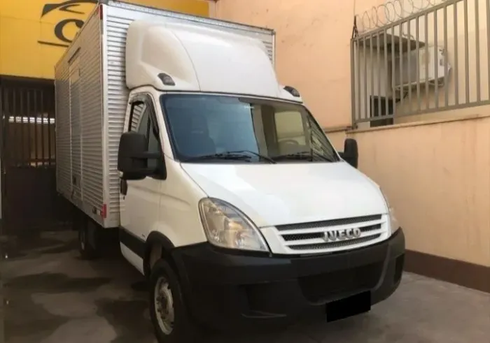 Iveco 35s14 baú seco ano 2013