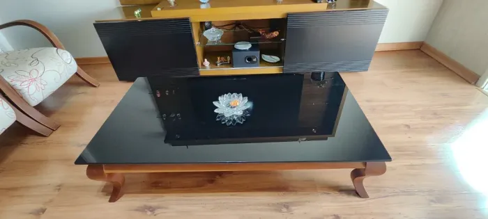 Mesa de centro com tampo de vidro preto. Lindíssima!