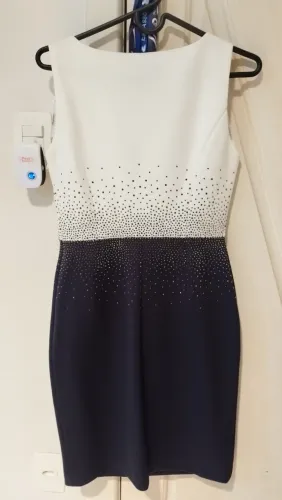 Vestido Calvin Klein Bicolor com Pedrarias