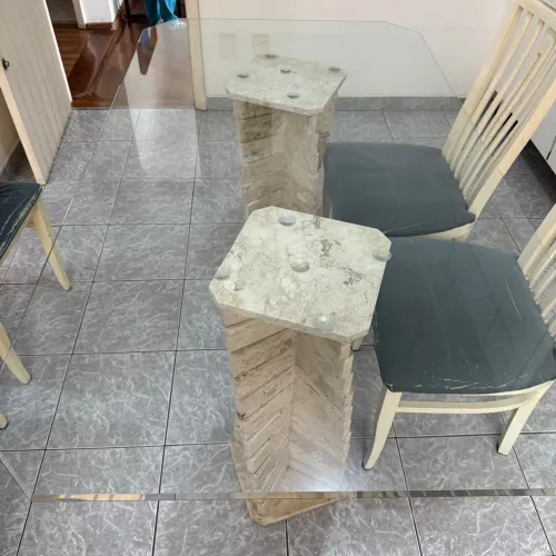 Mesa de Jantar com Tampo de Vidro e Bases de Pedra