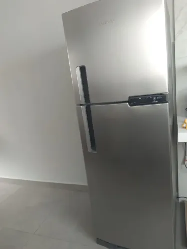 Vende- se uma geladeira frosfree brastemp