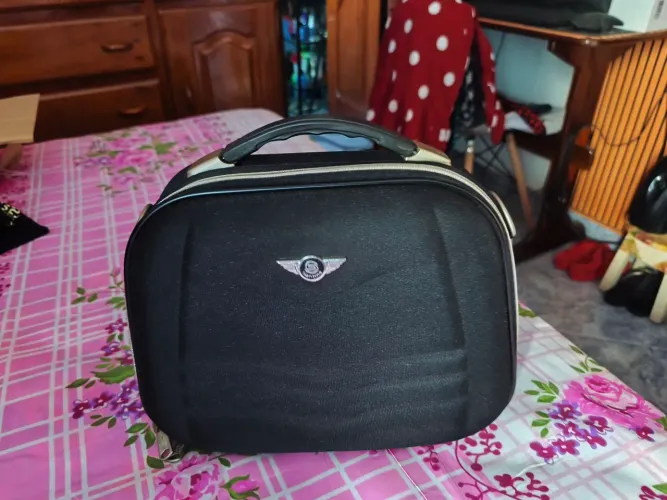 Necessaire de Viagem Preta com Detalhes