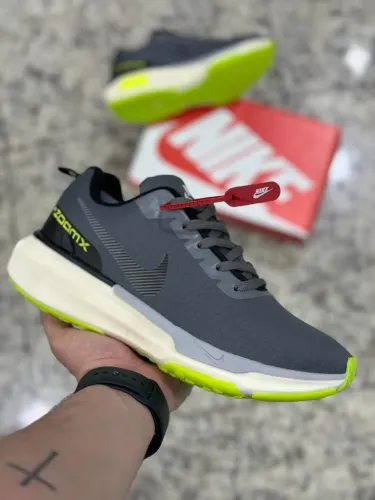 Tênis Nike ZoomX - Cinza com Detalhes Neon