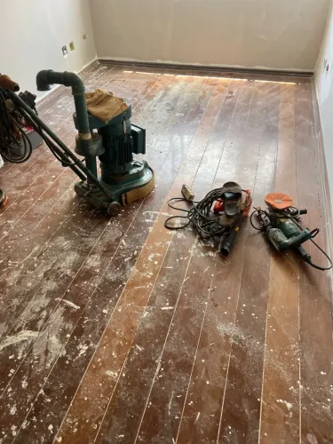 Raspagem de assoalhos restauramos seu piso com muita qualidade venha conferir .