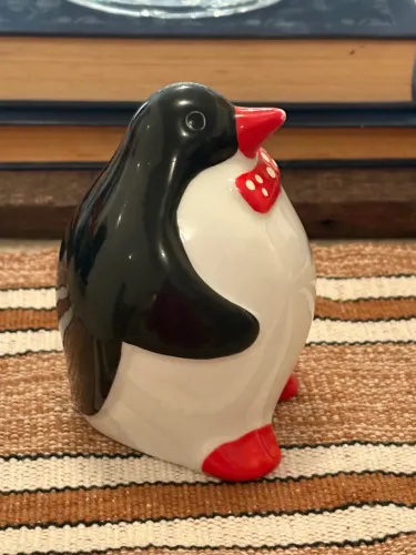 Pinguim Decorativo Cerâmica com Gravata Bolinhas 11 cm altura