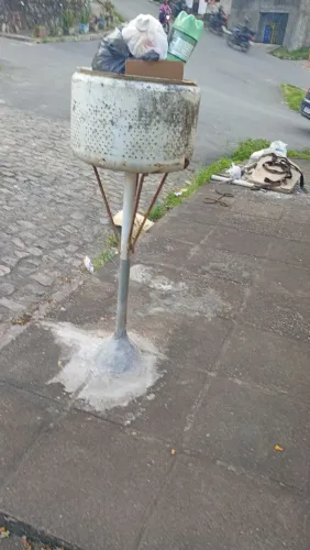 Lixeira de ferro só $50