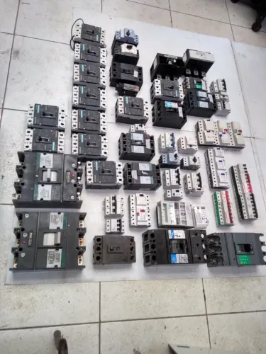 Disjuntores Elétricos e TermomagnéticosTamanhos e Valor Diferentes (Cartões 3x