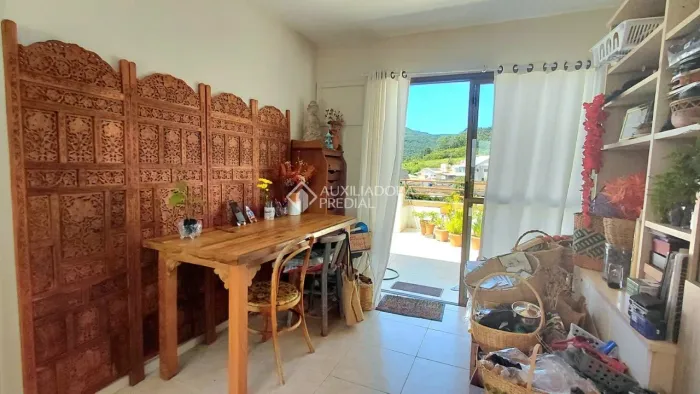 Cobertura à venda com 1 dormitório no Córrego Grande e 82 m² de área útil.