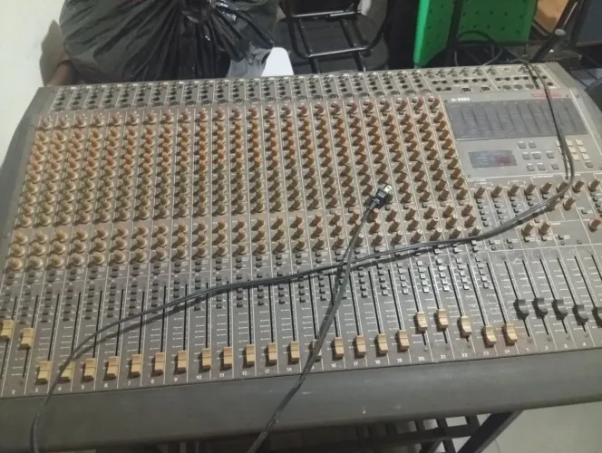 Mesa de Som Analógica Tascam M-2524 (24 Canais / 8 Buses) - Raridade Anos 90